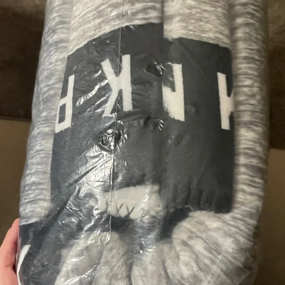 Pink Victoria’s Secret Sherpa blanket BNIB - Picture 4 of 5